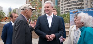 Мэр Москвы Сергей Собянин поговорил с ветеранами и осмотрел строительство народного парка