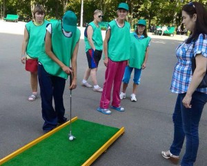 Помимо традиционных видов спорта, люди с ограниченными возможностями сыграли в мини-гольф