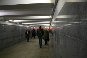 Защитной краской в Москве начали обрабатывать стены пешеходных переходов и поезда