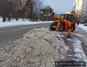 Специалисты МАДИ отметили, что лед на тротуаре и плитке образовывается одинаково