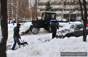 Сегодня в Москве продолжается уборка снега