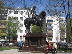 Памятник маршалу Рокоссовскому в Москве