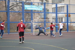 Футбольный матч между активными жителями района Москворечье-Сабурово