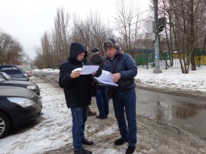Депутат Владимир Куимов изучает документацию