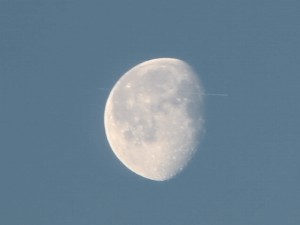 Пролет МКС на фоне Луны