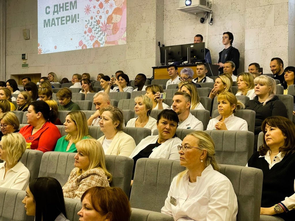 Сотрудники КБ №85 ФМБА России поздравили матерей. Фото: официальная страница КБ №85 ФМБА России в социальных сетях 