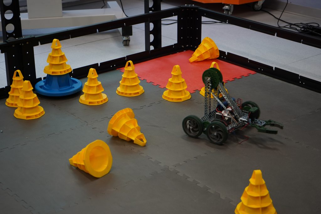 Соревнования по робототехнике состоялись в Университетском лицее №1511 при НИЯУ МИФИ. Фото: Анна Быкова, «Вечерняя Москва»