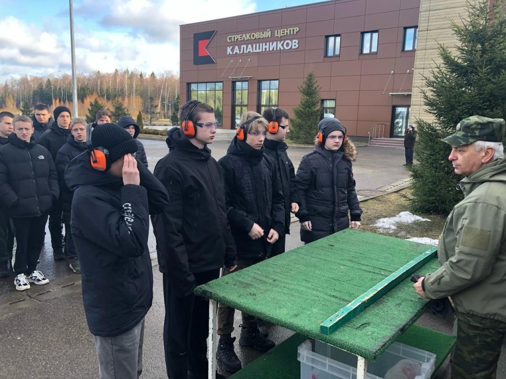 Десятиклассники школы №2000 приняли участие в учебных сборах. Фото: официальная страница школы №2000 в социальных сетях