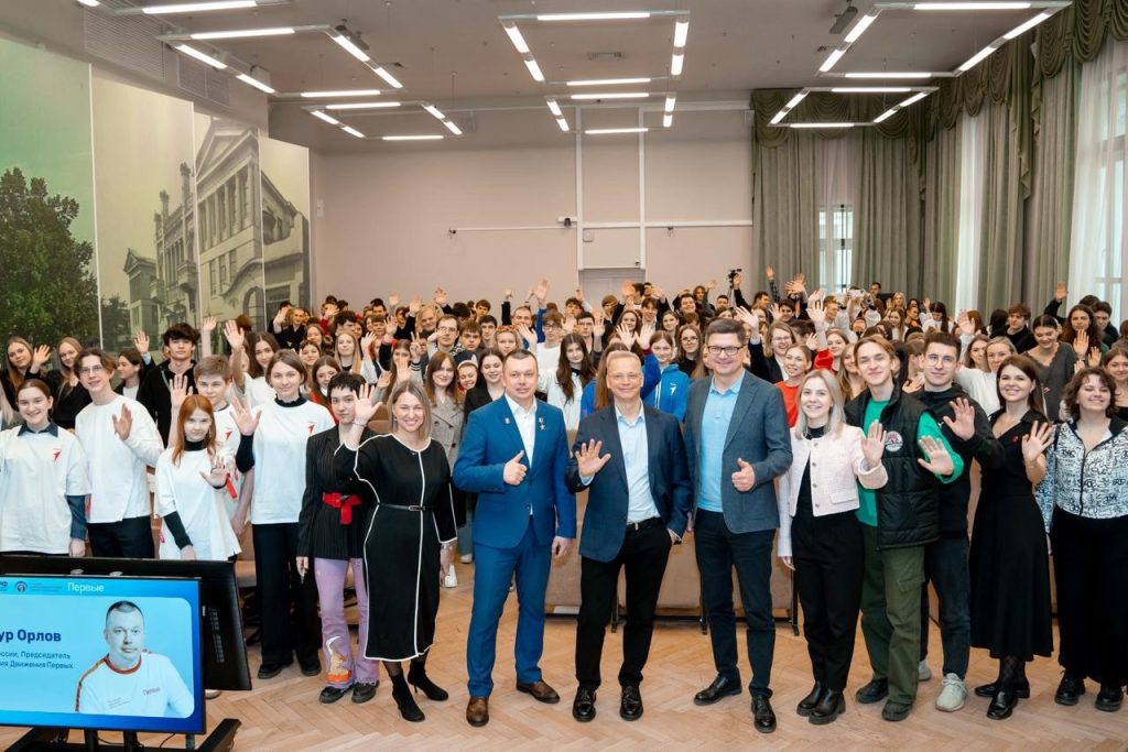 Активисты школы №2000 посетили РЭУ имени Георгия Плеханова. Фото: официальная страница школы №2000 в социальных сетях