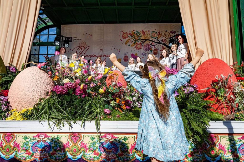 До 30 апреля жители и гости столицы в том числе смогут насладиться творческими номерами коллективов НКО. Фото: пресс-служба Департамента торговли и услуг города Москвы