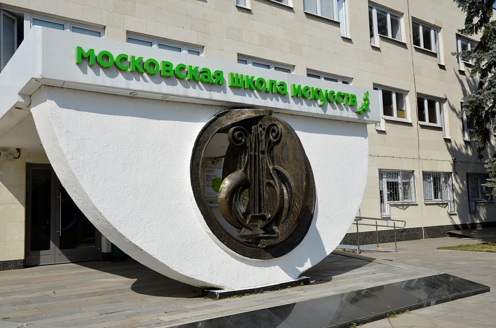 На сцене школы имени Святослава Рихтера прозвучали песни военных лет. Фото: Анна Быкова, «Вечерняя Москва»