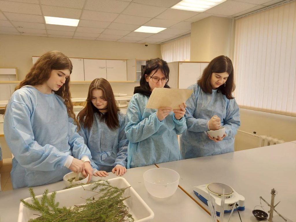 Ученики школы №2000 посетили мастер-класс «Юный фармацевт». Фото: официальная страница школы №2000 в социальных сетях