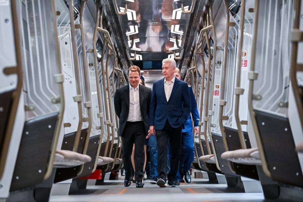 На фото мэр Москвы Сергей Собянин и заместитель мэра Москвы в Правительстве Москвы по вопросам транспорта и промышленности Максима Ликсутова. Фото: Telegram-канал мэра Москвы Сергея Собянина