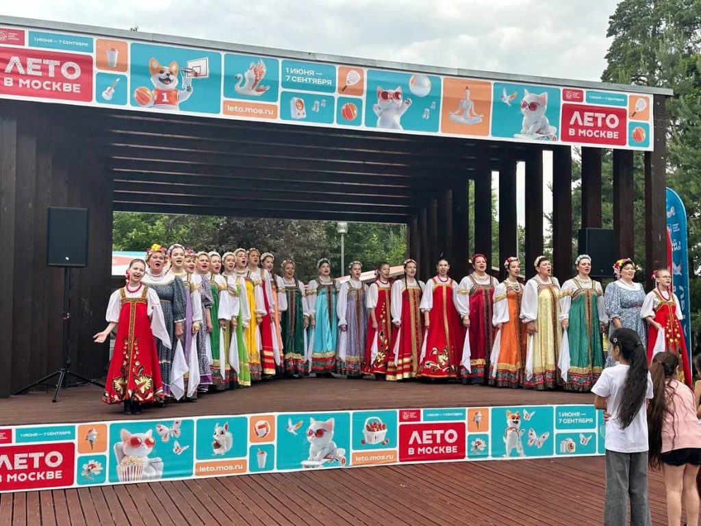 Концерт ко Дню России прошел в парке «Сосенки». Фото: официальная страница Культурного центра «Загорье» в социальных сетях