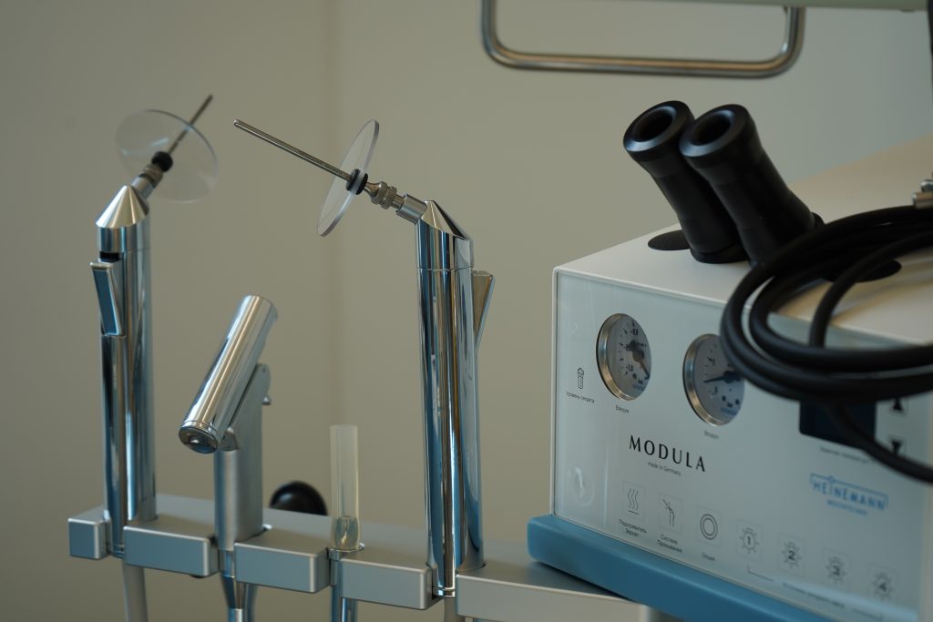 Эксперт ФНКЦ детей и подростков ФМБА России порекомендовал проверить здоровье зубов детей перед началом учебного года. Фото: Анна Быкова, «Вечерняя Москва»