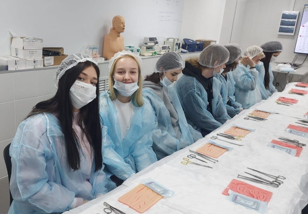 Ученики школы №2000 познакомились с профессией ветеринара в специализированной международной академии. Фото: официальная страница школы №2000 в социальных сетях