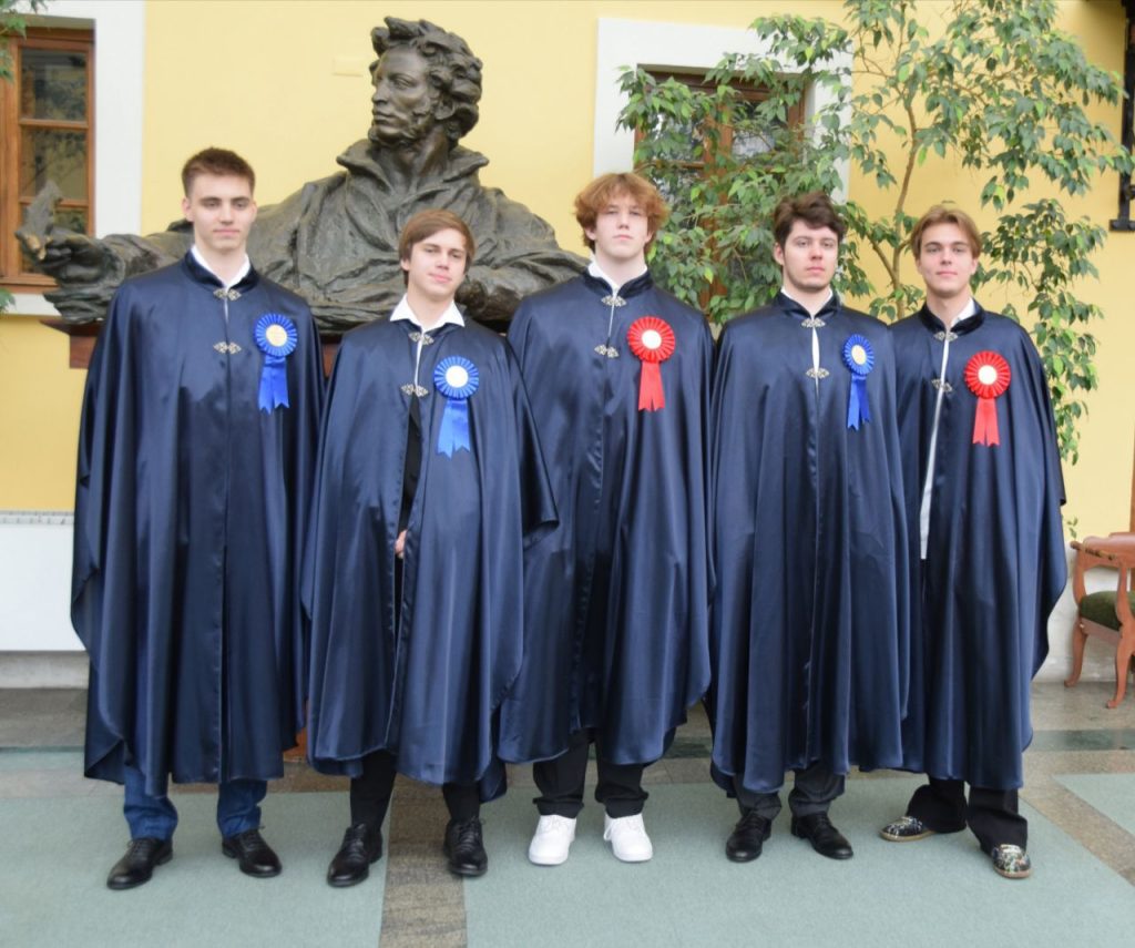 Выпускники школы «Наследник» получили аттестаты в музее Александра Пушкина. Фото: Telegram-канал школы «Наследник»