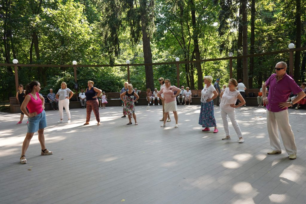 Тренировки для жителей старшего возраста проходят в Москворечье-Сабурове. Фото: Анна Быкова, «Вечерняя Москва»