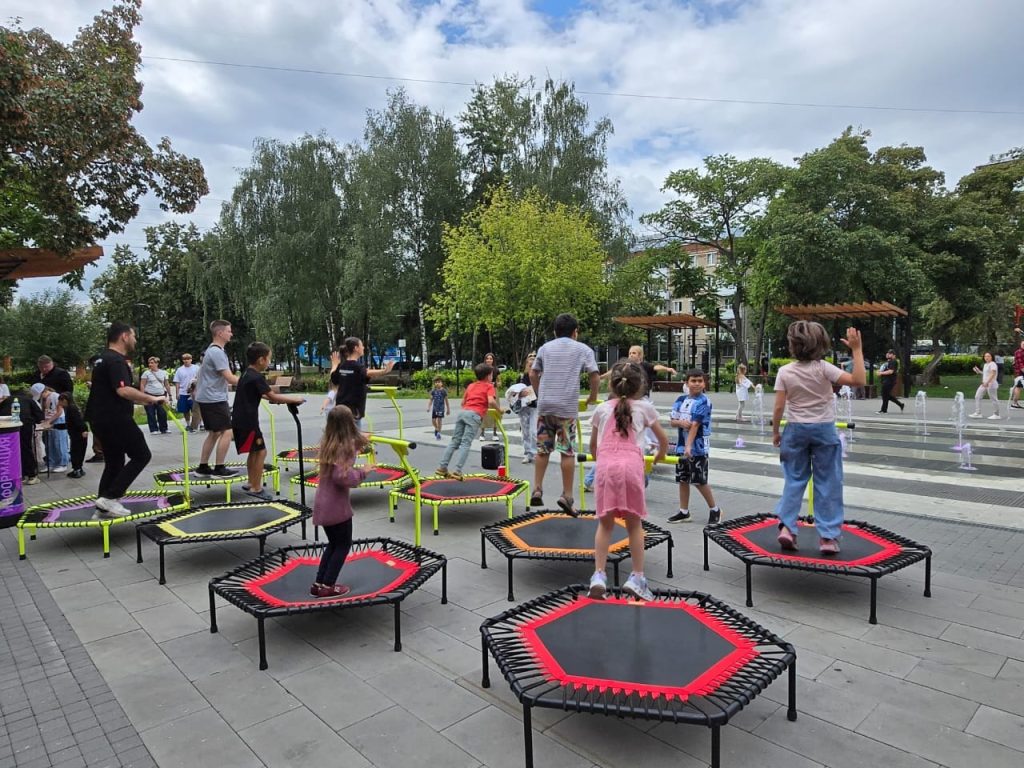 Представители Молодежной палаты Москворечья-Сабурова провели танцевальную тренировку. Фото: страница управы района Москворечье-Сабурово в социальных сетях.