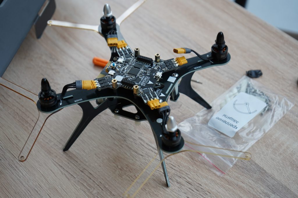 Студентка НИЯУ МИФИ разработали систему управления БПЛА перчаткой. Фото: Анна Быкова, «Вечерняя Москва»