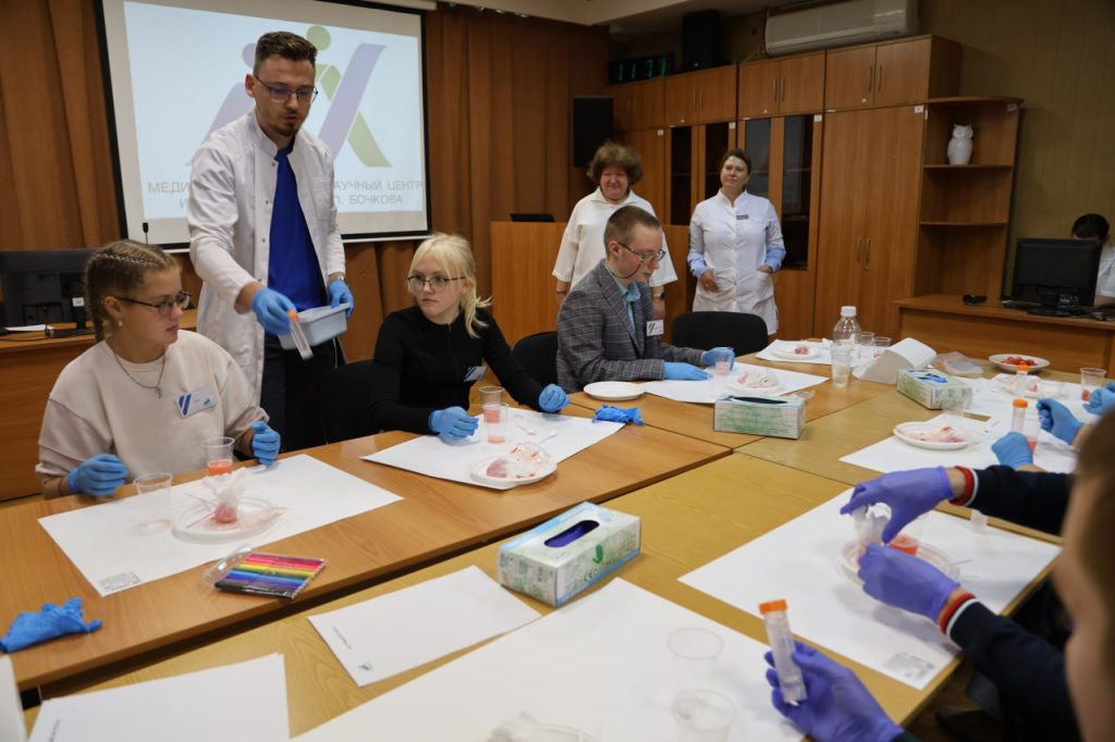 Сотрудники МГНЦ имени Николая Бочкова провели экскурсию для подопечных фонда «Круг добра». Фото: официальный сайт МГНЦ имени Николая Бочкова