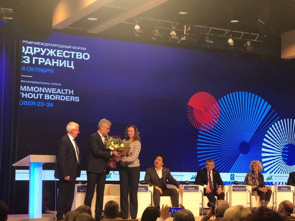 Профессор Константин Северинов получил золотую медаль МГНЦ за вклад в развитие медицинской генетики. Фото: официальная страница МГНЦ имени академика Николая Бочкова в социальных сетях