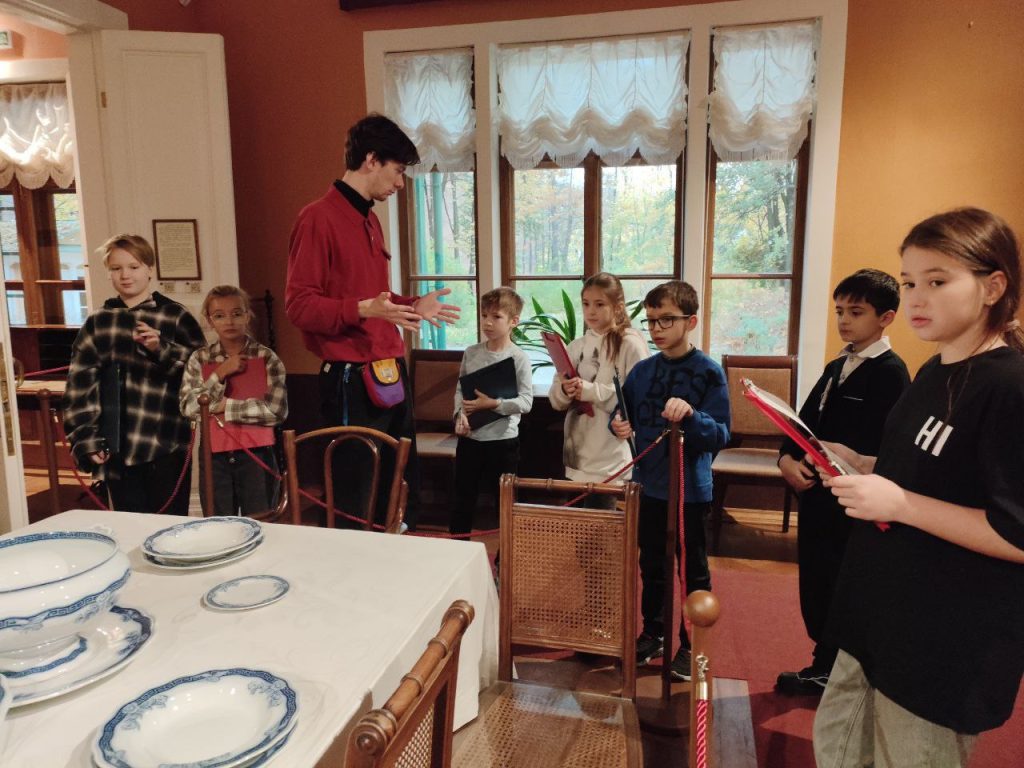 Ученики школы «Наследник» посетили музей-усадьбу Льва Толстого «Хамовники». Фото: официальный Telegram-канал школы «Наследник»