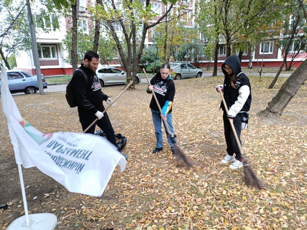 Представители Молодежной палаты провели акцию по уборке территории в Москворечье-Сабурове. Фото: страница Молодежной палаты района Москворечье-Сабурово в социальных сетях