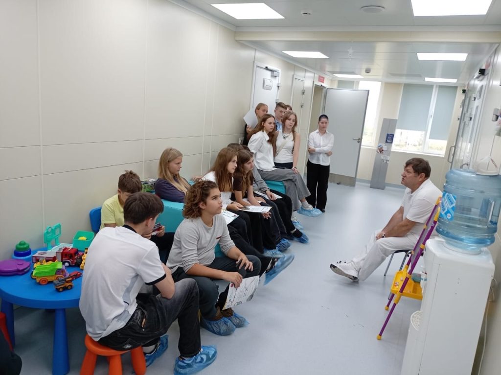 Ученики школы №1579 посетили ФНКЦ детей и подростков. Фото: страница школы №1579 в социальных сетях
