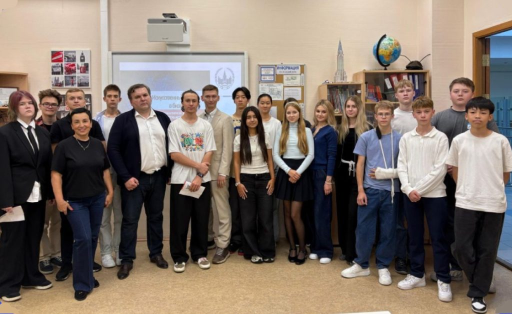 Встреча с учеными МГУ имени Михаила Ломоносова прошла в школе «Наследник». Фото: Telegram-канал школы «Наследник» 