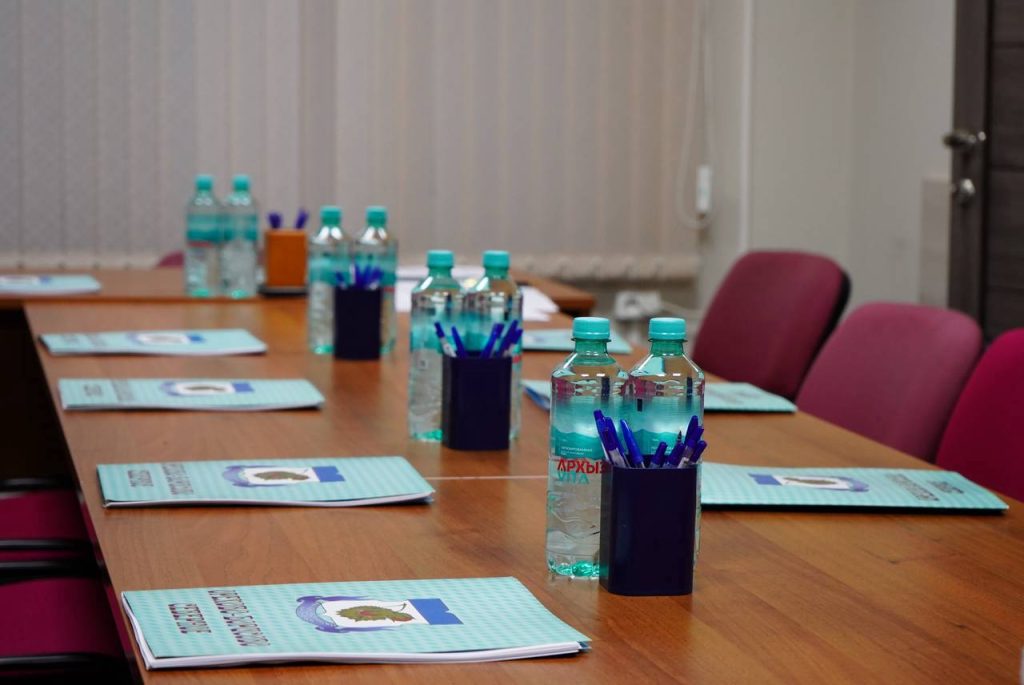 Председатель Общественного совета при УВД по ЮАО Харис Ильясов провел профилактические встречи с трудовыми мигрантами. Фото: Анна Быкова, «Вечерняя Москва»