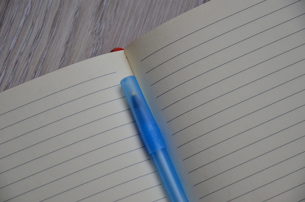 Сотрудники КЦ «Загорье» организуют детский мастер-класс. Фото: Анна Быкова, «Вечерняя Москва»