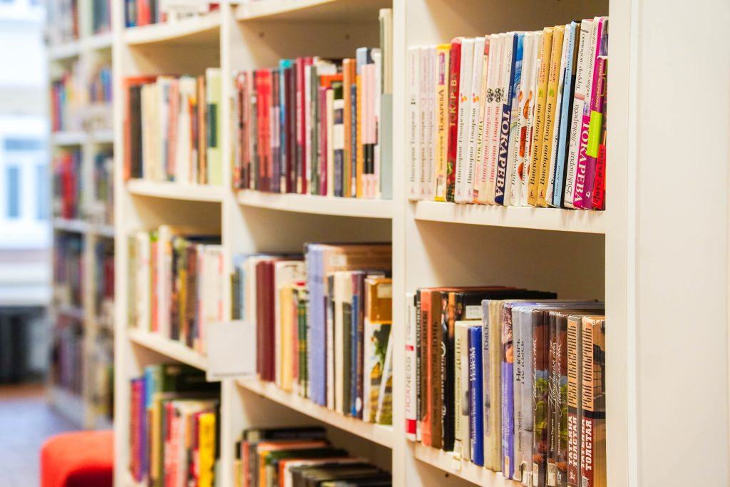 Сотрудники библиотеки №167 организуют мероприятие ко Дню матери. Фото: Ксения Догонашева, «Вечерняя Москва»