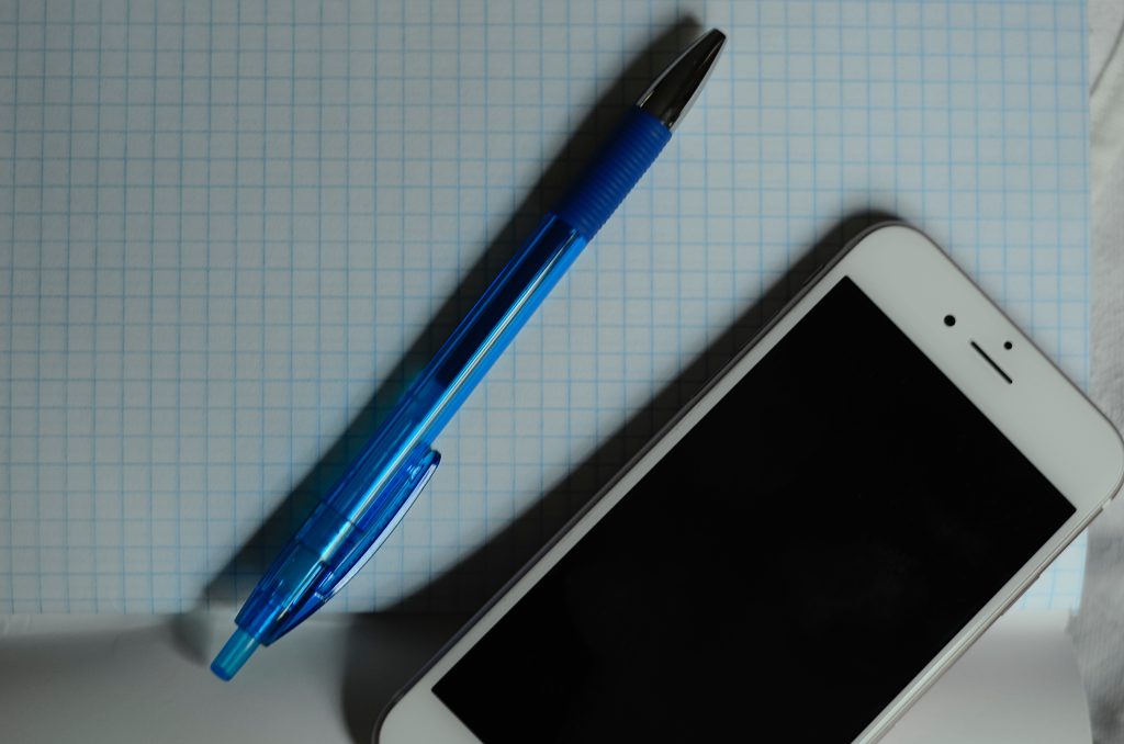 Представители ЦМД «Москворечье-Сабурово» организуют курс по пользованию национальным мессенджером. Фото: Анна Быкова, «Вечерняя Москва»