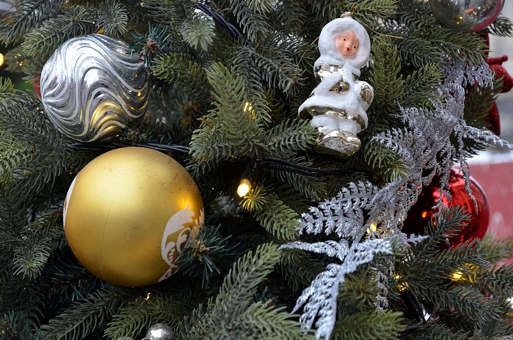 Жителей Москворечья-Сабурова пригласили на мастер-класс по созданию елочных игрушек от ОКЦ ЮАО. Фото: Анна Быкова, «Вечерняя Москва»