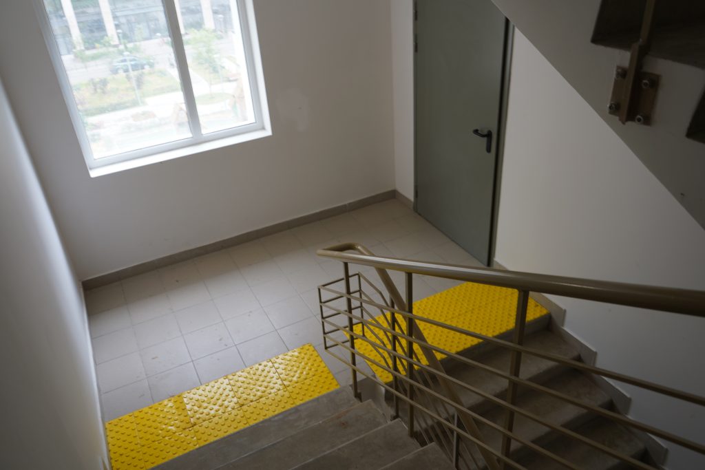 Светильники заменили в подъездах домов Москворечья-Сабурова. Фото: Анна Быкова, «Вечерняя Москва» 