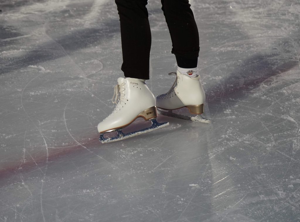 Открытые тренировки по катанию на коньках проводят в Москворечье-Сабурове. Фото: Анна Быкова, «Вечерняя Москва»