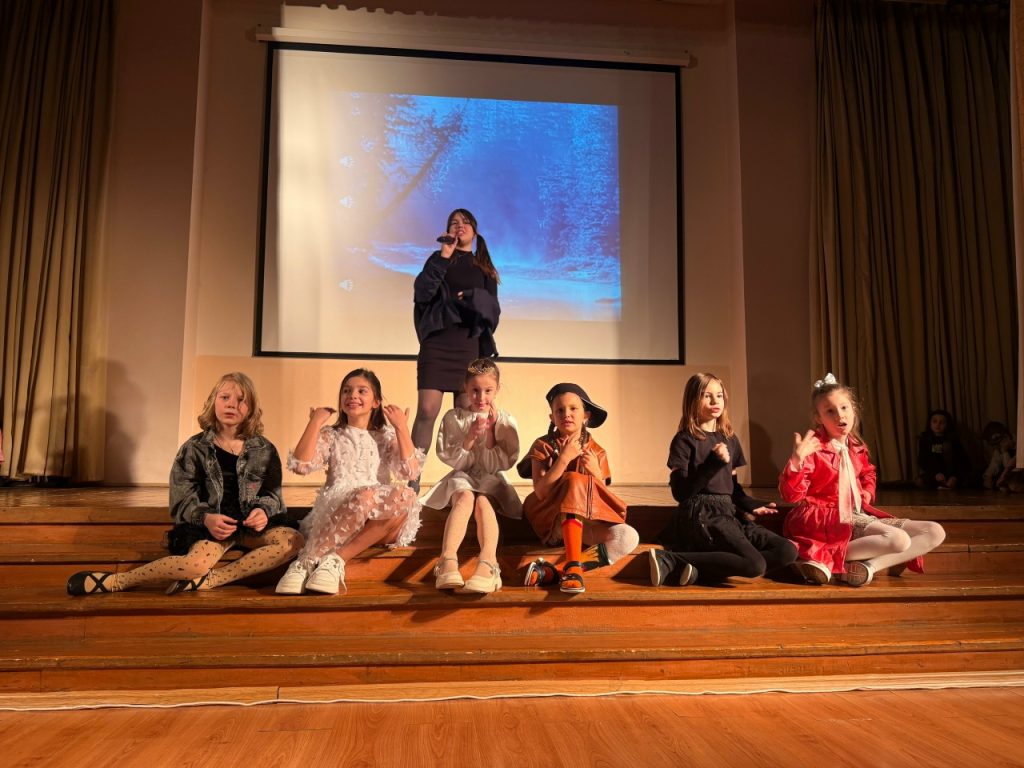 Новогодний спектакль представили в школе №1579. Фото: страница школы №1579 в социальных сетях