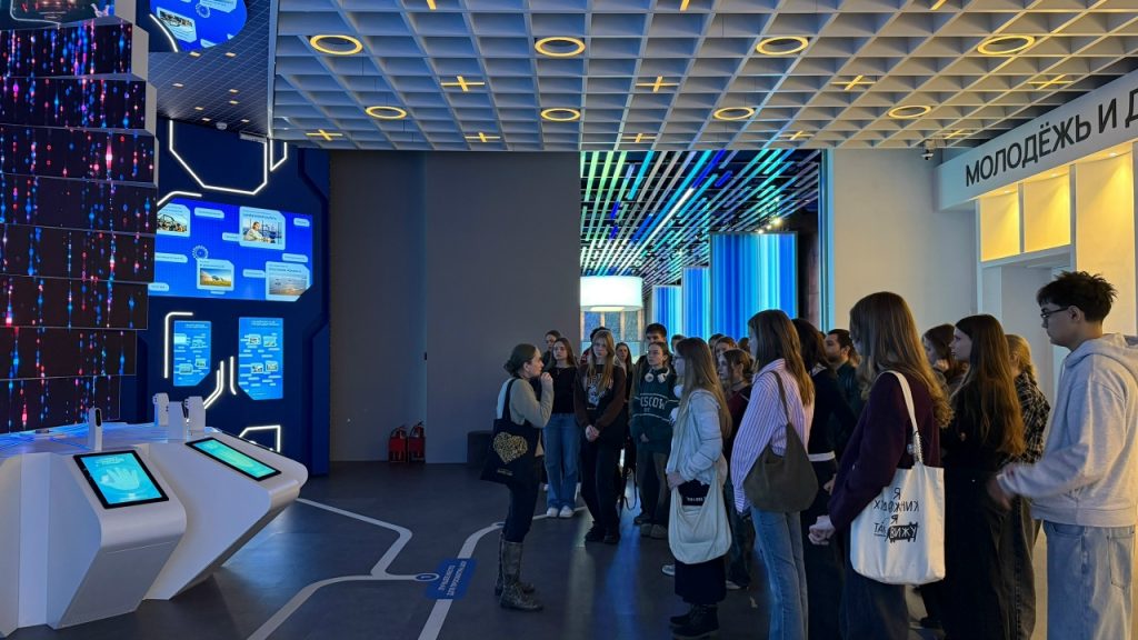 Активисты «Движения Первых» школы №2000 посетили выставку «Молодежь и дети в пространстве возможностей». Фото: страница школы №2000 в социальных сетях