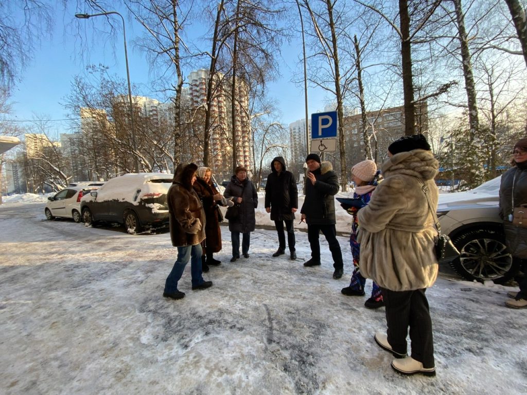 Представители управы района Москворечье-Сабурово провели обход территории. Фото: страница управы района Московречье-Сабурово в социальных сетях