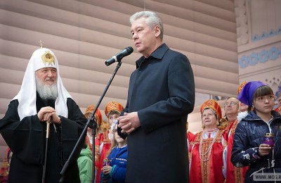Мэр Москвы Сергей Собянин и Патриарх Кирилл посетили ярмарку «Стрелецкая слобода»