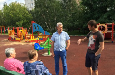 Жители района Москворечье-Сабурово поблагодарили депутата Михаила Антонцева за помощь