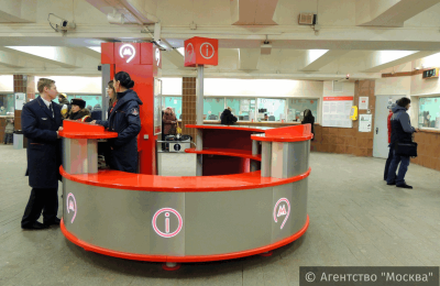 Для удобства пассажиров столичной подземки на нескольких станциях откроют инфостойки «Живое общение»
