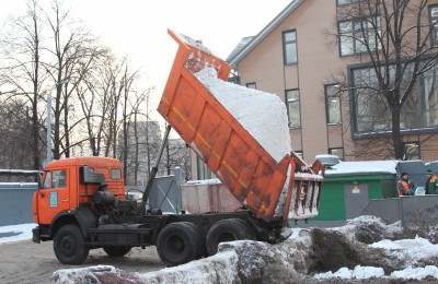 Коммунальные службы Москвы продолжают работать над ликвидацией мощного снегопада