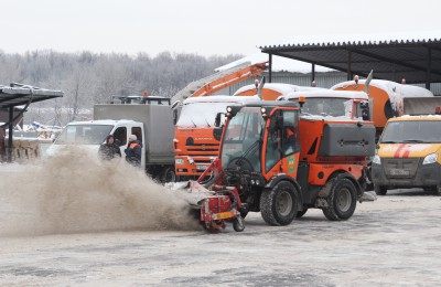 Коммунальные службы Москвы продолжают работать над ликвидацией мощного снегопада