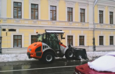 В районе Москворечье-Сабурово продолжается уборка снега
