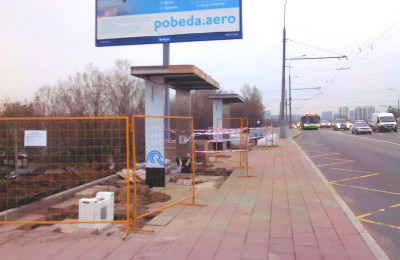 В районе Москворечье-Сабурово начались работы по установке павильона общественного транспорта
