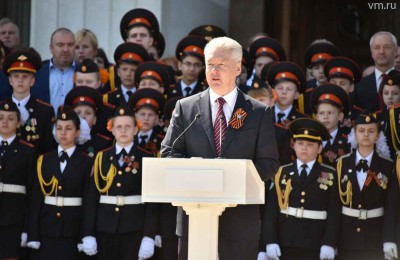 Собянин поздравил участников и гостей парада кадет с Днем герба и флага Москвы