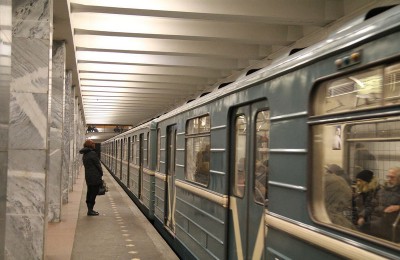 Поезд метро на станции "Каширская"