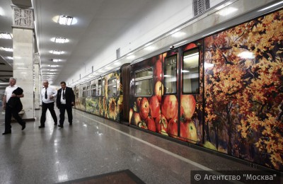 «Город в живописи»: на Арбатско-Покровской линии обновили экспозицию именного поезда «Акварель»